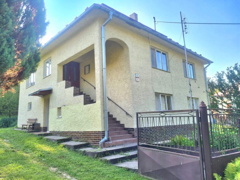 Nehnuteľnosti 3 Na predaj dom v okrajovej a tichej časti mesta Snina, ulica Pálenčarska.