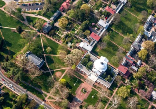 Letecký pohľad na rôzne záhrady a pozemky evidované v katastri, so stromami a malými stavbami