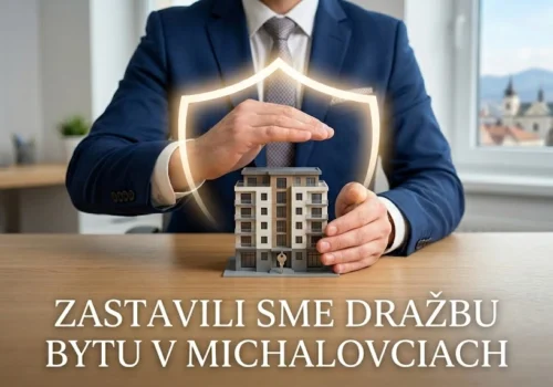 Realitný maklér v obleku chrániaci rukami model bytového domu so svetelným štítom, v pozadí mesto Michalovce. Titulný obrázok k článku o zastavení dražby nehnuteľnosti.
