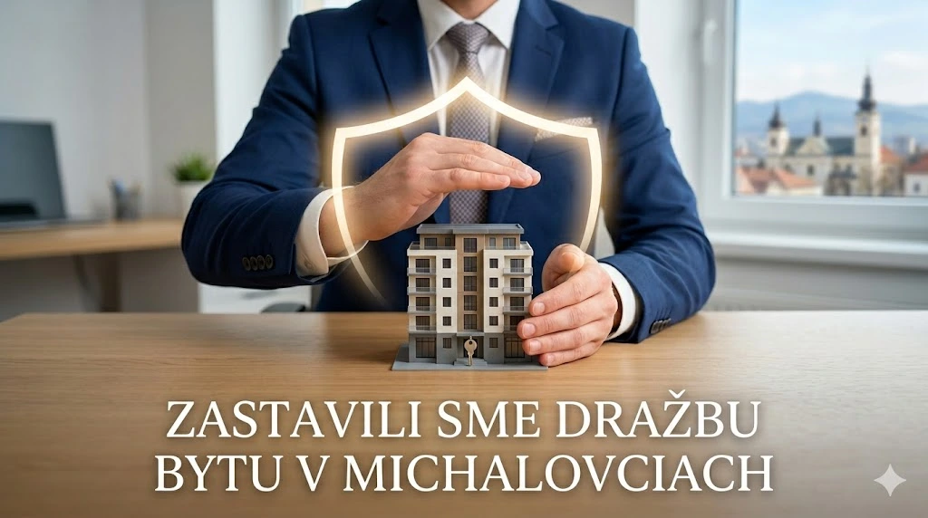 Realitný maklér v obleku chrániaci rukami model bytového domu so svetelným štítom, v pozadí mesto Michalovce. Titulný obrázok k článku o zastavení dražby nehnuteľnosti.