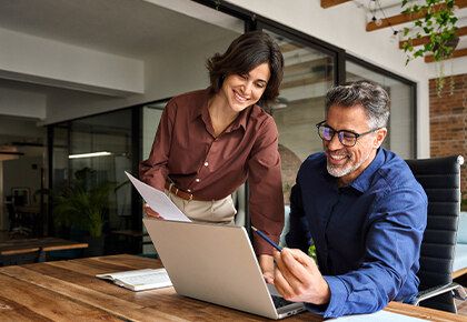 Dvojica kontroluje dokumenty. Vysporiadanie spoluvlastníctva. Patrik Tokár realitný maklér. 