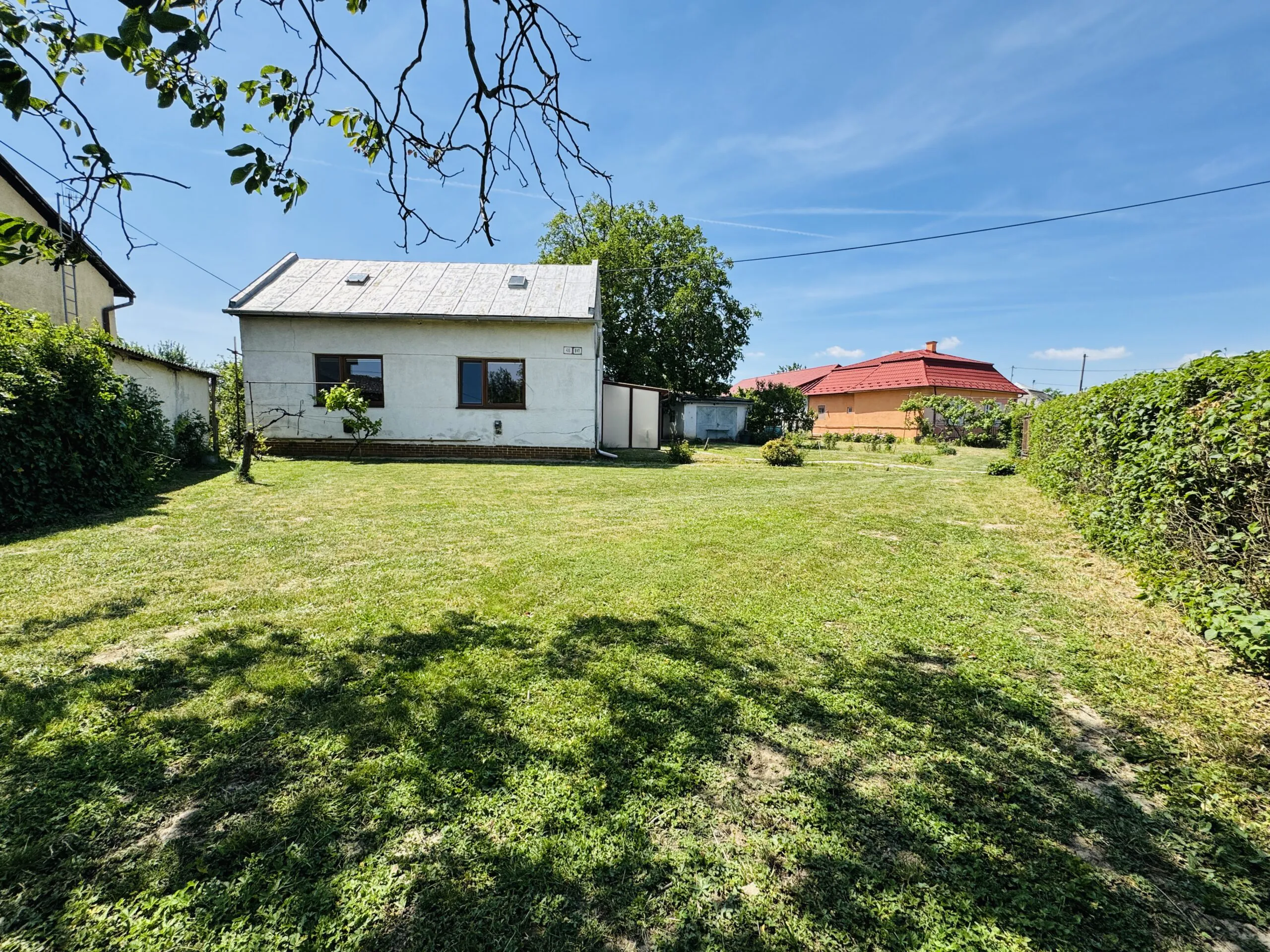 Dom na predaj Pavlovce nad Úhom - zaber exterieru kde je vidiet dom a pozemo