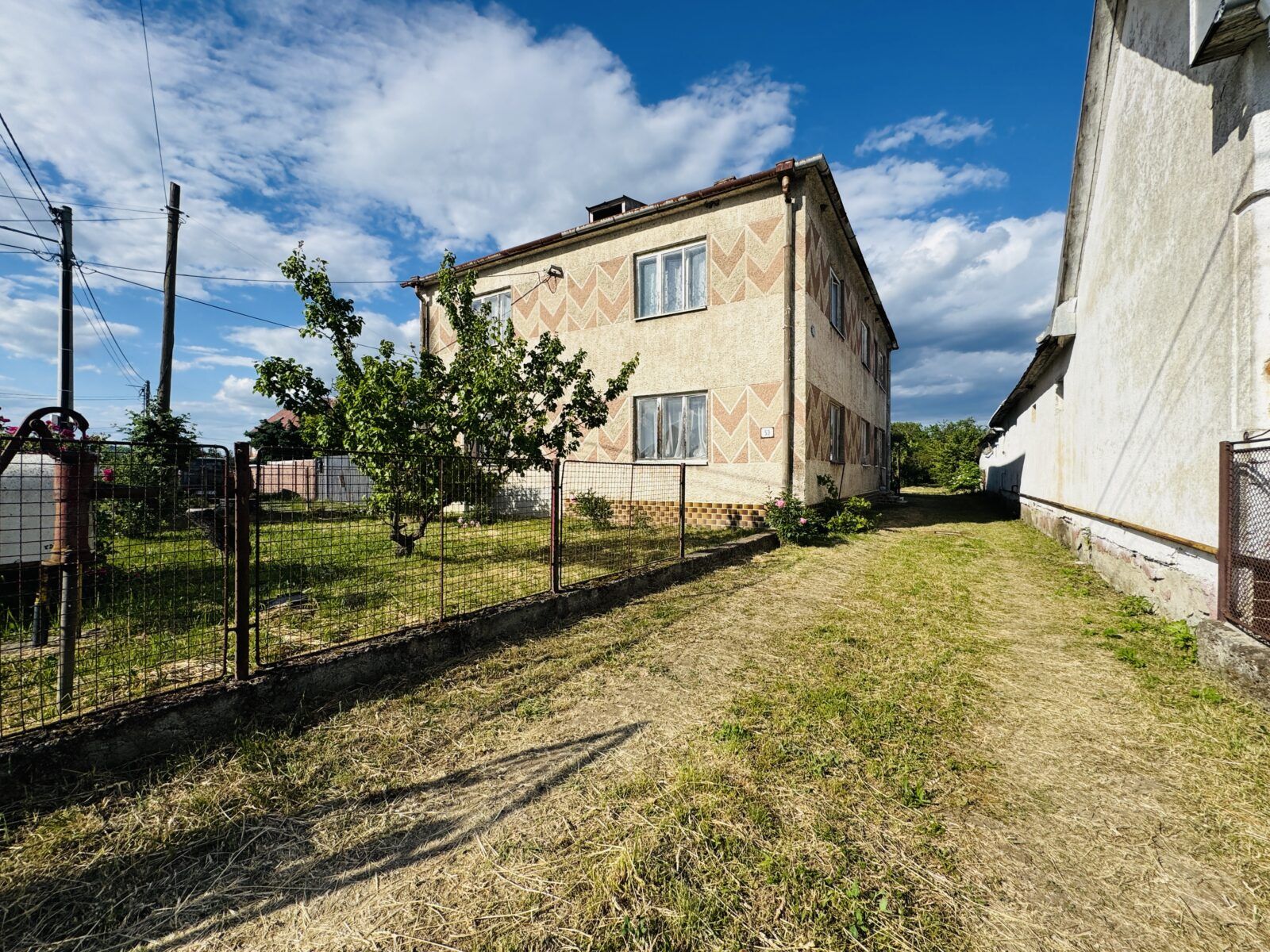 Dom na predaj Voľa – veľký 8-izbový dom s pozemkom 4568 m² a garážou, fotka 2