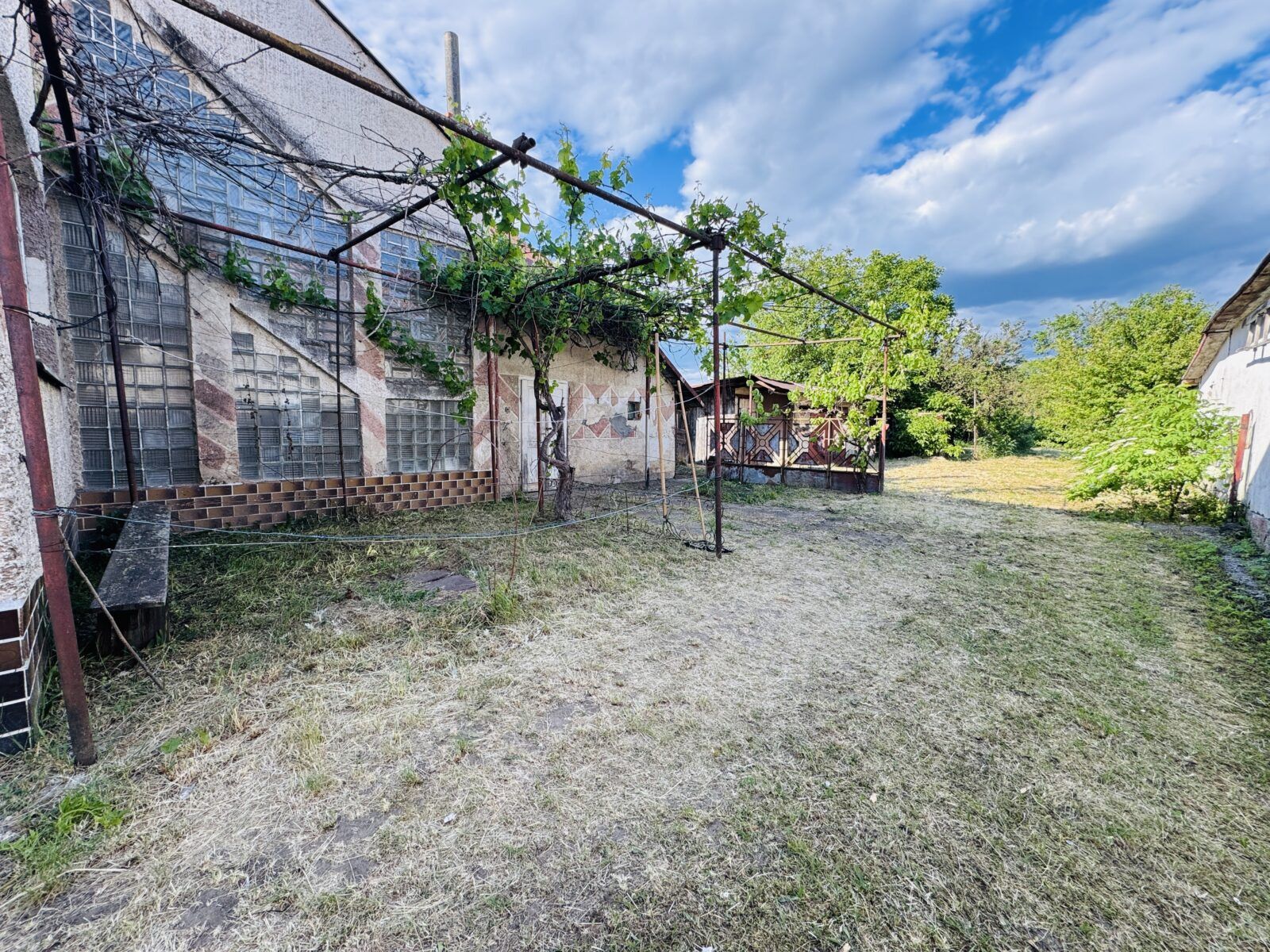 Dom na predaj Voľa – veľký 8-izbový dom s pozemkom 4568 m² a garážou, fotka 5