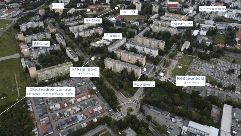 Predaj bytu Michalovce 2 Predaj bytu Michalovce: dronový záber okolia bytu na ulici J. Murgaša so školami a obchodmi