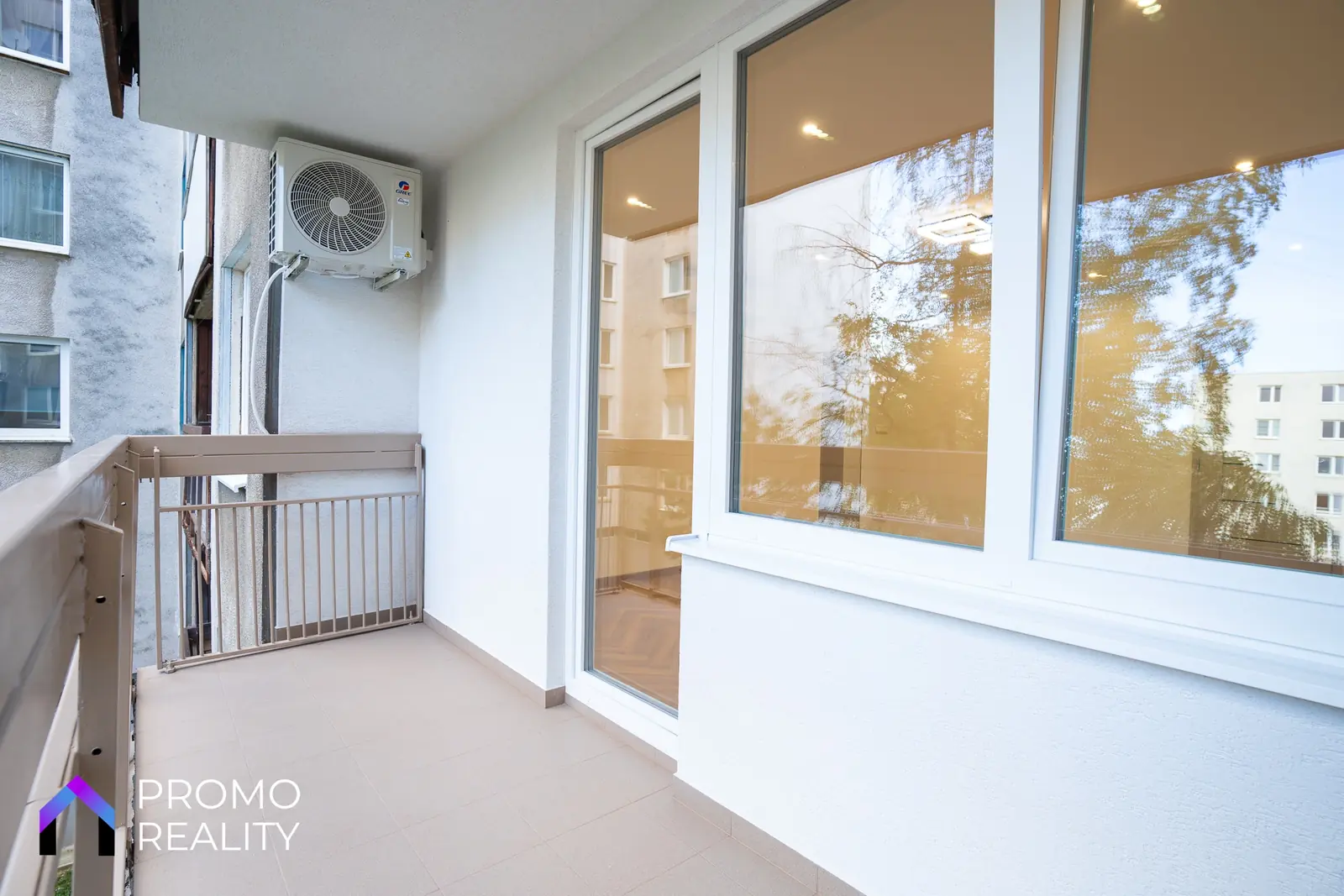 Byt Kyjevská Michalovce: Príbeh nehnuteľnosti, ktorú všetci odpisovali 20 Byt Kyjevská Michalovce - pohlad na balkon kde je aj klimatizacia